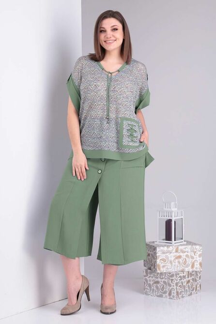 Костюм брючный Viola Style 20587 зеленый